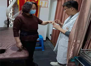 针灸二十分钟 腰椎管狭窄患者站起来